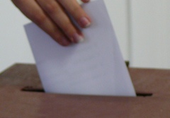 Wahlzettel wird in Wahlurne gesteckt