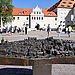 Außenansicht Schlosses Freudenstein und plastischer Übersichtstafel der Stadt Freiberg im Vordergrund