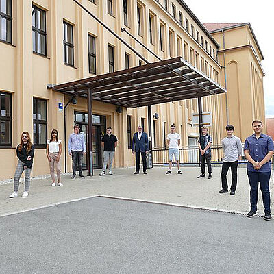 Auszubildende stehen vor dem Personaleingang des Landratsamtes in Freiberg