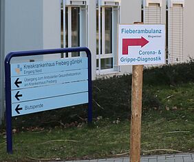 Hinweisschild auf Gelände des Krankenhauses Freiberg zur Fieberambulanz