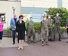 Gruppenbild: Drei Bundeswehrsoldaten in Uniform stehen gemeinsam mit Vertretern des Landratsamtes vor dem Gesundheitsamt