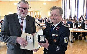 Landrat übergibt Verdienstmedaille des Landkreises an Ehrenfried Keller