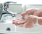 Händewaschen unter fließendem Wasser