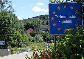 Grenzschild zur Tschechischen Republik mit einer Straße im Hintergrund
