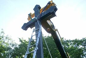 Kreuz am Harrasfelsen wird mit dem Greifarm eines Baggers abgebaut