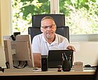 Landrat Dirk Neubauer sitzt an seinem Schreibtisch vor Tablet und PC