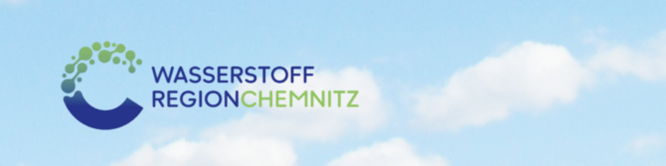 Logo - im Hintergrund Wolken, im Vordergrund Schriftzug Wasserstoffregion Chemnitz