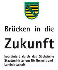 Logo des Freistaates Sachsen mit Schriftzug Brücken in die Zukunft - koordiniert durch das Sächsische Staatsministerium für Umwelt und Landwirtschaft