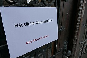 Ein Zettel „Quarantäne" hängt an Haustür