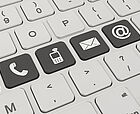 Tastatur mit Tasten auf denen die Icons für E-Mail, Telefon, Web angeordnet sind