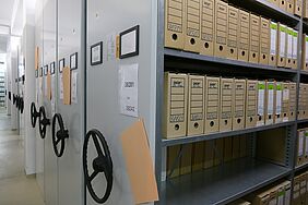 Archivregale mit eingestapelten Archivboxen