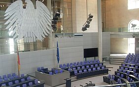 leerer Sitzungssaal im Bundestag