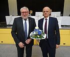Landrat Matthias Damm gratuliert Dr. Lothar Beier