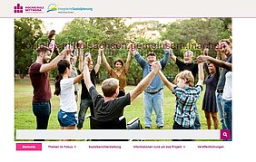 Vorschaubild der Website mit Foto von Menschen, die sich lachend an den Händen halten