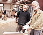 Zwei Männer stehen in einer Werkstatt