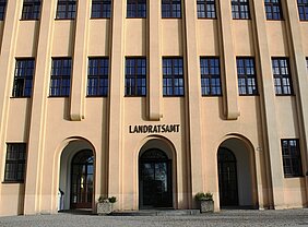 Eingangsbereich des Landratsamtes am Standort Freiberg