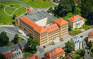 Luftbild des Hauptgebäudes des Landratsamtes
