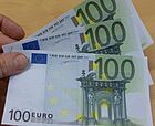 300 Euro in 100-Euro-Scheinen werden in der Hand gehalten