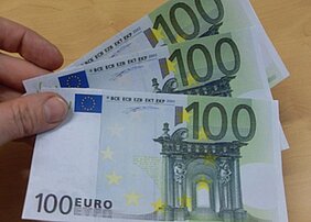 300 Euro in 100-Euro-Scheinen werden in der Hand gehalten