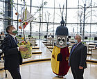 Blick in den Tagungsraum des Kuratoriums „Tag der Sachsen" mit Landtagspräsidenten und dem Bürgermeister der Stadt Frankenberg sowie dem Maskottchen des Tages im Vordergrund.