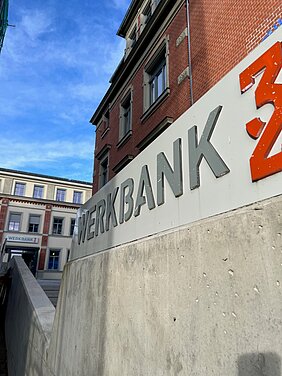 Ein Gebäude von außen mit der Beschriftung "Werkbank 32"