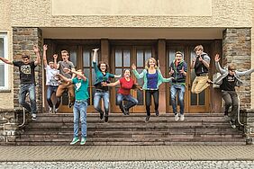 Jugendliche vor Schulhaustreppe