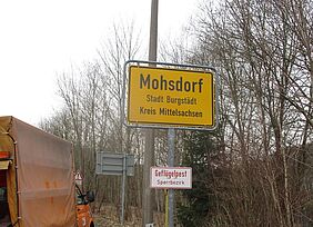 Hinweisschild Geflügelpest am Ortseingang von Mohsdorf 