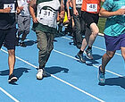 Symbolbild - Läufer mit Startnummern auf der Laufbahn