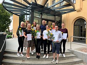 Landrat Dirk Neubauer steht mit 9 jungen Frauen und Männern vorm Landratsamt in Freiberg