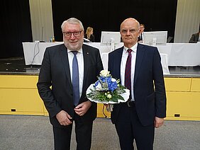 Landrat Matthias Damm gratuliert Dr. Lothar Beier