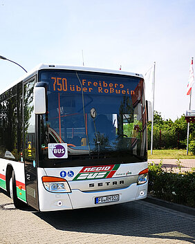 Bus mit Logo PlusBus