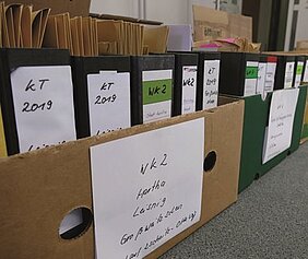 Kreistagswahl: Kisten mit Ordnern