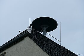 Sirene auf einem Dach