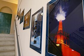 Ausstellung im Treppenhaus mit gerahmten Bildern