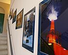 Ausstellung im Treppenhaus mit gerahmten Bildern