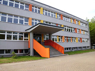 Ansicht des Schulgebäudes mit Eingangsbereich
