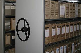 Archivschränke gefüllt mit Aktenboxen
