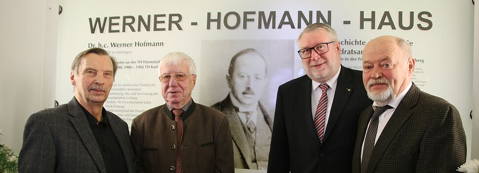 Personlichkeiten vor einer Wand mit Schriftzug Werner-Hofmann-Haus