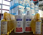 Zwei Packungen mit Desinfektionsmittel stehen vor fertig gepackten Tüten zur Übergabe an Pflegeeinrichtungen