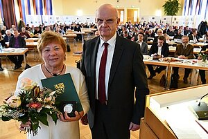 Dr. Lothar Beier übergibt Verdienstmedaille des Landrates an Christa Michel